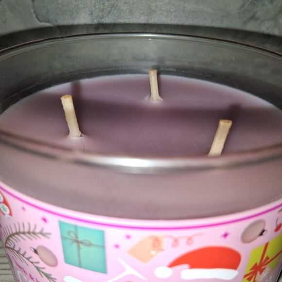 Bath & Body Works Clausmopolitan 3 Wick Candle 14.50 oz.festive Lid Design NEW! - Picture 4 of 5